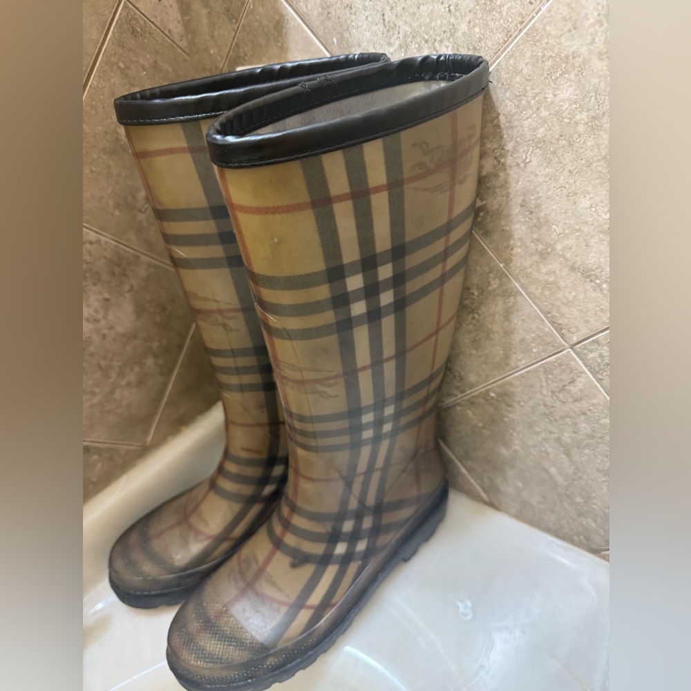 Burberry Rainboots - Picture 2 of 3
